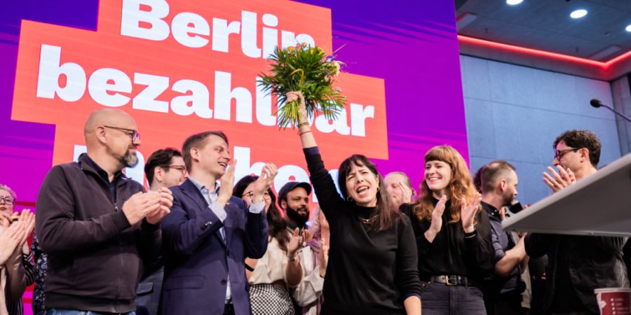 Elif Eralp (M), stellvertretende Landesvorsitzende der Berliner Linken und Fraktionsvorsitzende von Die Linke im Berliner Abgeordnetenhaus, reagiert beim Landesparteitag von Die Linke B...