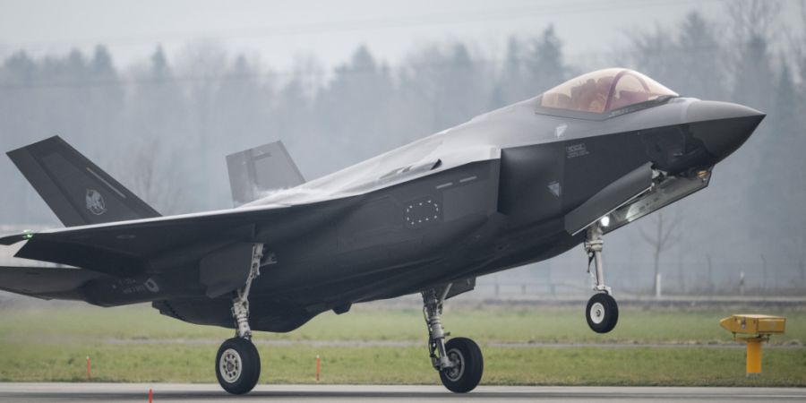 Gemäss Plänen des Bundes soll es dereinst gut 1090 Flugbwegugnen des Kampfjets F-35 auf dem Militärflugplatz Emmen LU geben. (KEYSTONE/Ennio Leanza)