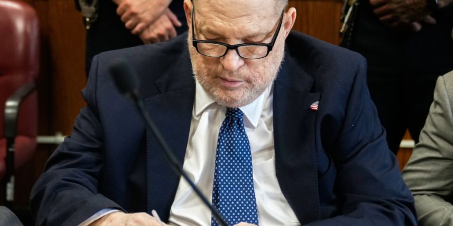 ARCHIV - Harvey Weinstein erscheint vor einem Strafgericht in New York. Foto: Richard Drew/POOL AP/dpa