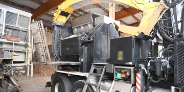 Von Häcksel-Arbeitsmaschine gestürzt.