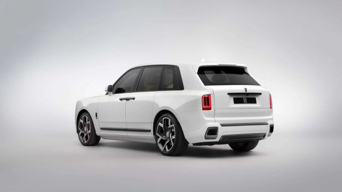 Satte 600 PS bringt der Rolls-Royce Cullinan als Black Badge Variante auf den Asphalt Rolls-Royce Cullinan Black Badge