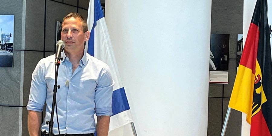 Der israelische Fotojournalist Erez Kaganovitz bei der Eröffnung der Ausstellung «Humans of October 7th» (Menschen des 7. Oktober) in Tel Aviv.