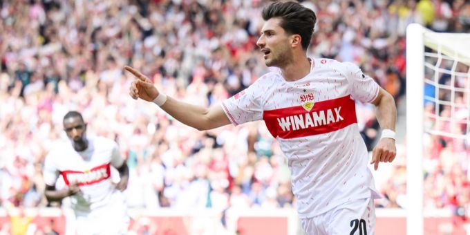 Leonidas Stergiou jubelt gegen Bayern München über sein erstes Bundesliga-Tor. Stergiou