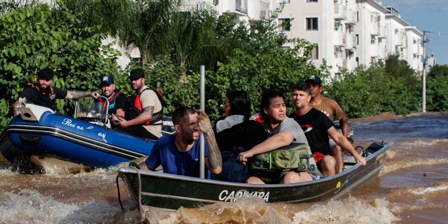 Ein Rettungsteam beim Transport von Menschen im brasilianischen Bundesstaat Rio Grande do Sul.