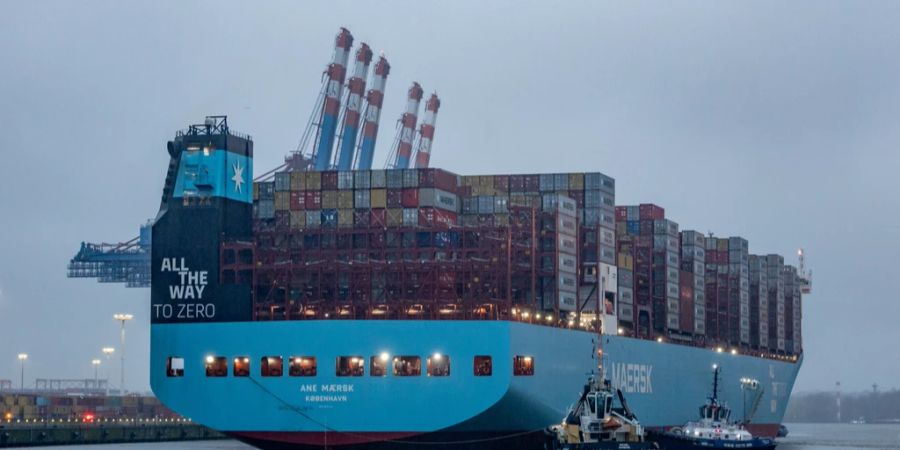 Die «Ane Maersk» der Reederer Maersk, legt am Hamburger Hafen an.n.