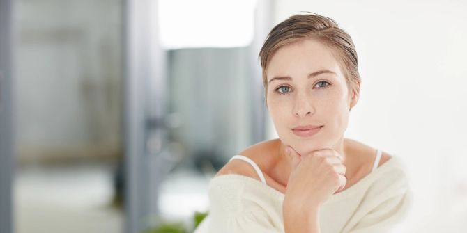 Frau kurze Haare weiblich