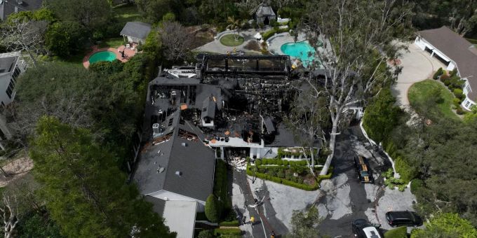 Eine Luftaufnahme zeigt ein durch Feuer beschädigtes Haus, das dem Model Cara Delevingne zu gehören scheint. Abgebrannte Villa Cara Delevingne
