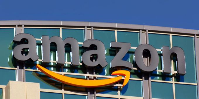 Amazon will jetzt mit Temu und Shein konkurrieren. Amazon Firmenlogo Zentrale Häuserwand