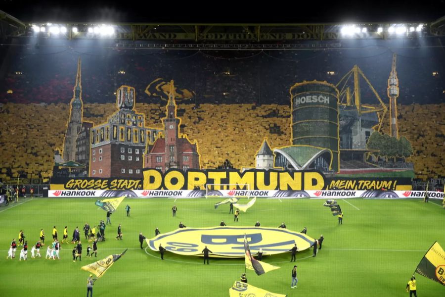 Die Dortmund-Fans zeigen vor dem Spiel eine tolle Choreografie.