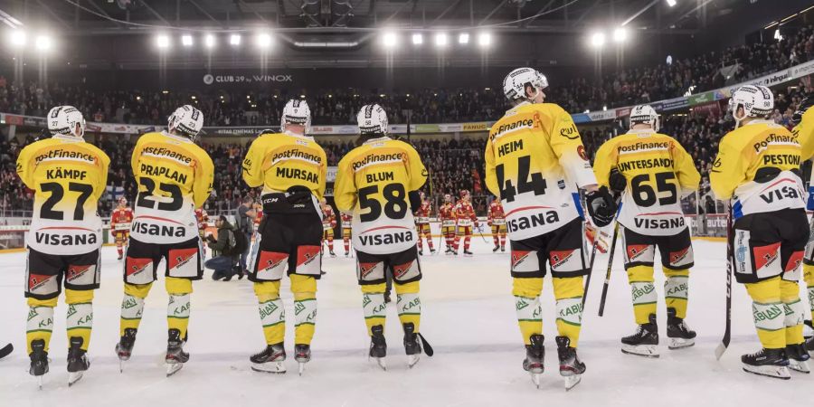 Die Berner Spieler sind enttäuscht nach der 0:4-Klatsche gegen den EHC Biel.