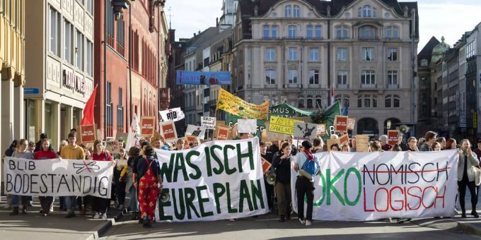 Rund 600 Menschen demonstrierten am Sonntag in Basel für eine nachhaltig klimafreundliche Politik. Basel demo