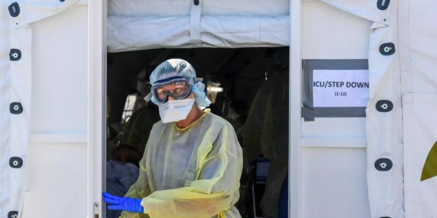 Arzt vor einem Krankenhaus in Cremona