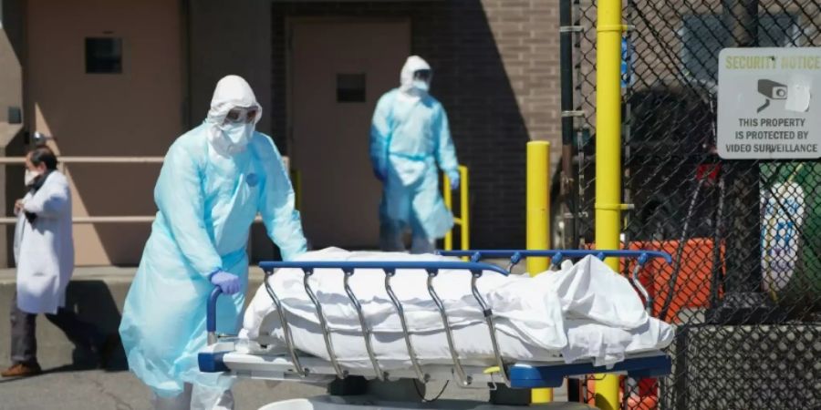 Tote werden aus Krankenhaus in New York gebracht