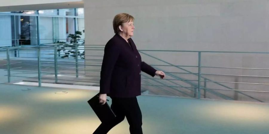 Bundeskanzlerin Angela Merkel (CDU) kehrt in das Kanzleramt zurück. Foto: Markus Schreiber/AP POOL/dpa
