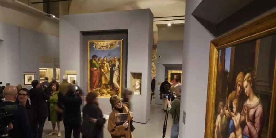 Besucher der Raffael-Ausstellung «Raffaello, 1520 - 1483» im Museum Scuderie del Quirinale Anfang März. Die Schau musste wegen der Corona-Welle kurz nach der Eröffnung wieder schliessen. Foto: Andrew Medichini/AP/dpa