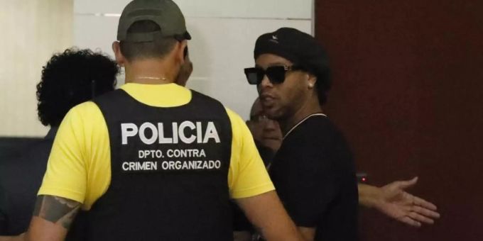 Wurde mit einem falschen Pass erwischt: Ex-Weltmeister Ronaldinho (r). Ronaldinho