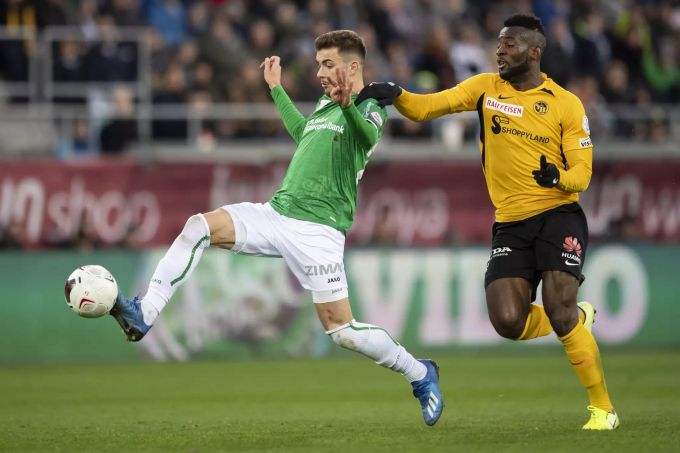 Jean Pierre Nsame (r.) vom BSC Young Boys im Duell mit St. Gallens Betim Fazliji (l.). Nsame