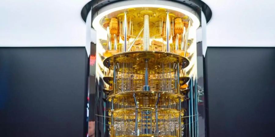 Ein IBM-Quantencomputer der Serie «Q System One». Die Fraunhofer Gesellschaft und der Computerkonzern IBM haben eine Vereinbarung unterschrieben, um die Forschung zu Quantencomputern in Deutschland voranzutreiben. Foto: IBM/dpa