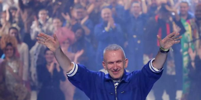 Der französische Mode-Designer Jean Paul Gaultier verabschiedet sich vom Publikum. Jean Paul Gaultier