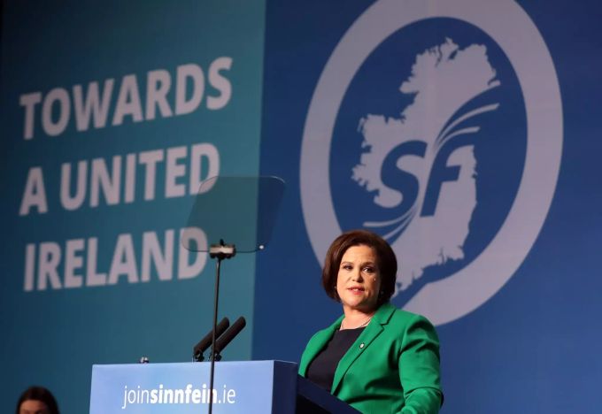 Die Sinn-Fein-Partei strebt ein vereintes Irland an. sinn fein