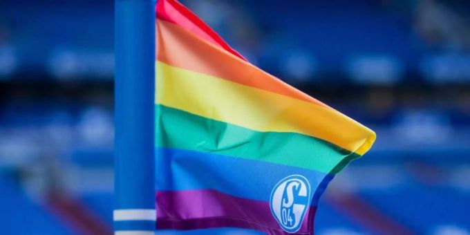 Schalke bekennt sich vor dem Spiel gegen Paderborn gegen Rassismus. Foto: Rolf Vennenbernd/dpa Schalke bekennt sich vor dem Spiel gegen Paderborn gegen Rassismus. Foto: Rolf Vennenbernd/dpa