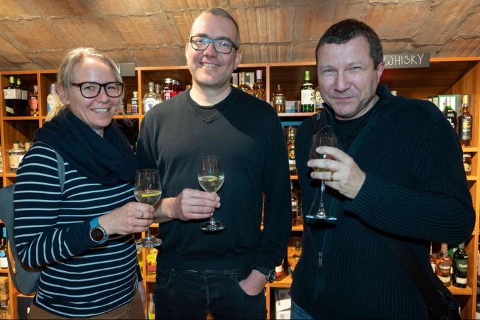 Vl: Esther und Daniel Schlüssel zusammen mit Andreas Giovanoli machen ein Portwein update