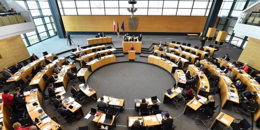Im Landtag in Erfurt wurde ein Investitionspaket für Thüringens Kommunen mit einem Volumen von 568 Millionen Euro beschlossen - auch mit den Stimmen von CDU und FDP. Foto: Martin Schutt/dpa-Zentralbild/dpa