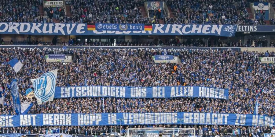 Die Schalke-Fans sorgen auch im Spiel gegen Hoffenheim mit ihren Plakaten für Aufsehen. Foto: David Inderlied/dpa