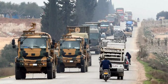 Ein türkischer Militär-Konvoi fährt eine Strasse entlang. Konflikt in Syrien
