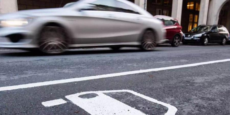 Eine Studie prognostiziert, das 2030 mehrheitlich E-Autos auf den Strassen unterwegs sein werden. Foto: Julian Stratenschulte/dpa