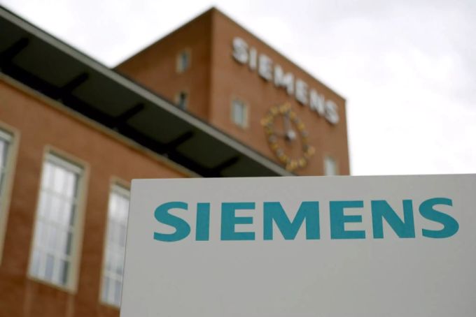 Das Siemens-Logo am Firmensitz in Erlangen (D). sbb cargo