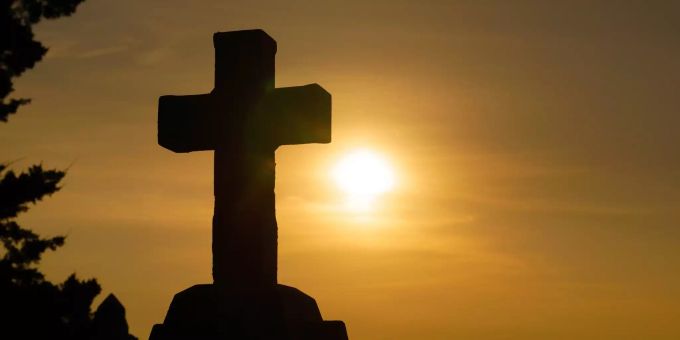 Bei einem Gottesdienst in Tansania kam es zu einem Gedränge mit mindestens zwanzig Toten. (Symbolbild) kreuz religion