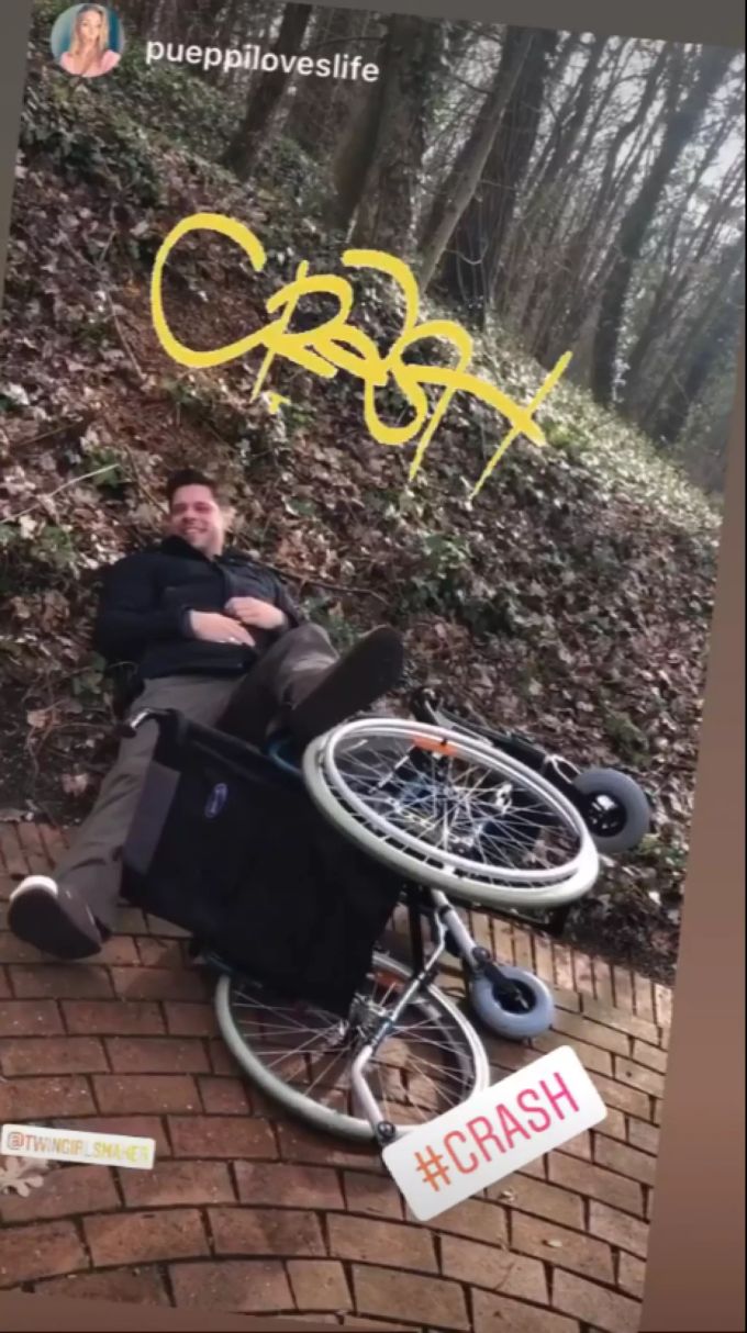 Stephen Dürr baut im Rollstuhl einen Unfall. Stephen Dürr