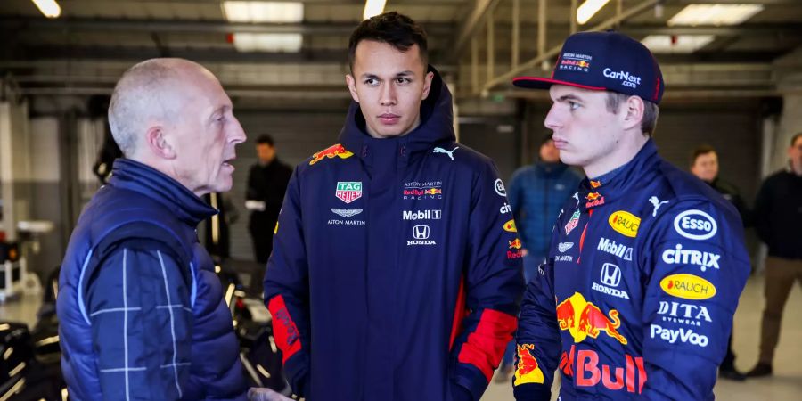 Aston-Martin-Testfahrer Chris Goodwin und die Red-Bull-Formel-1-Piloten Alexander Albon und Max Verstappen (v.l.n.r.).