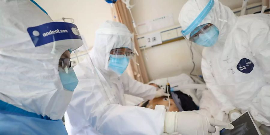 Medizinisches Personal in einem Spital in der chinesischen Stadt Wuhan überprüft den Zustand eines Patienten, der mit dem neuartigen Coronavirus infiziert ist.