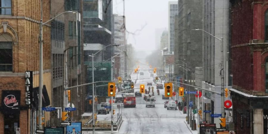 Verwaiste Strasse in Ottawa während der Hauptverkehrszeit