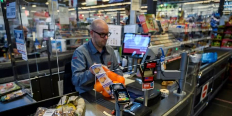 Kassierer im Supermarkt