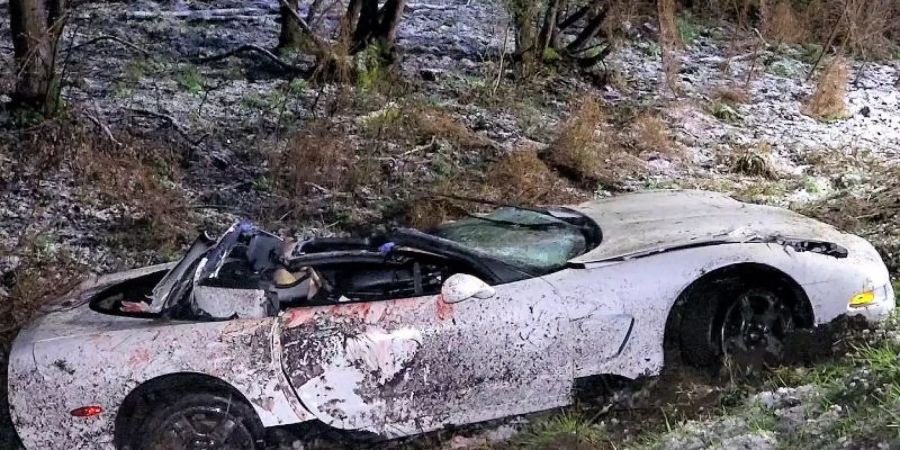 Das Dach des Sportwagens ist nach dem Unfall bei Gernsheim abgerissen. Foto: -/Keutz TV News/dpa