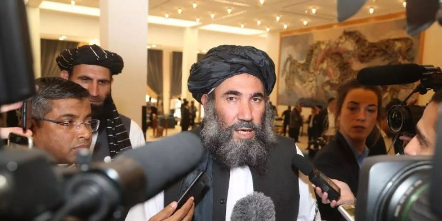 Taliban-Anführer Mullah Abdul Salam Zaeef spricht zu Journalisten. Foto: Hussein Sayed/AP/dpa