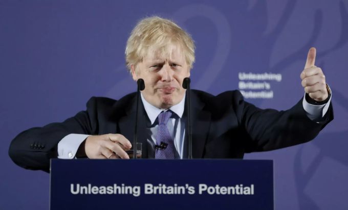 Der britische Premierminister Boris Johnson signalisiert «Daumen rauf» während einer Rede zu Haltung seiner Regierung gegenüber den EU-Verhandlungen Anfang Februar 2020, hinter einem Podium mit der Aufschrift «Grossbritanniens Potenzial entfesseln». Boris Johnson Brexit