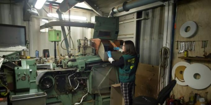 Ermittlerin in der unterirdischen Fabrik Ermittlerin in der unterirdischen Fabrik