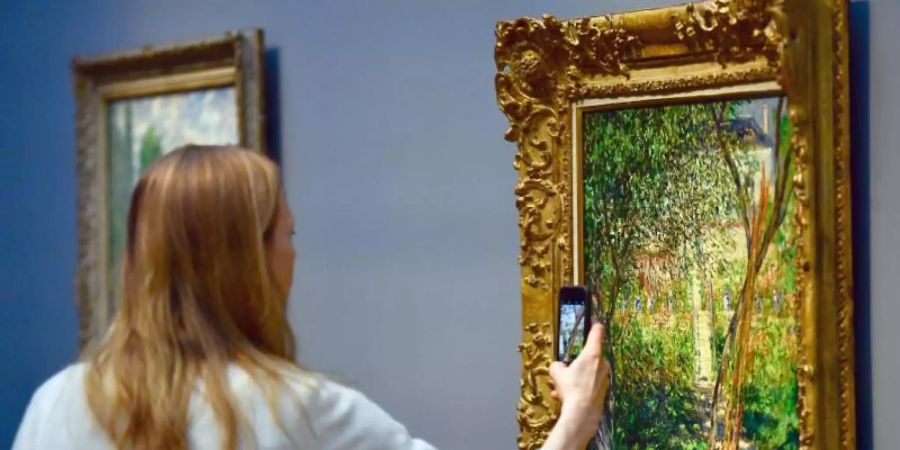 Die Ausstellung «Monet.Orte» im Museum Barberini zieht viele Besucher an. Foto: Soeren Stache/dpa