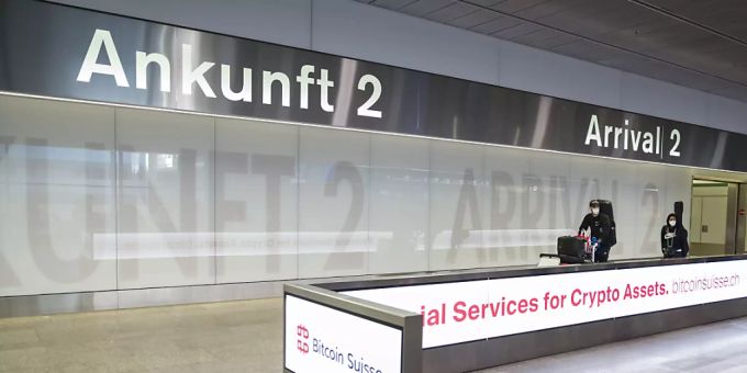 Hier kamen die meisten der repatriierten Schweizerinnen und Schweizer an: eine von zwei Ankunftshallen im Flughafen Zürich. (Archivbild) Zürich Flughafen