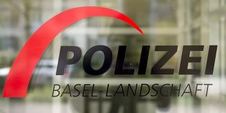 Liestal BL - Rückwärtsfahrender Lastwagen erfasst Fussgänger