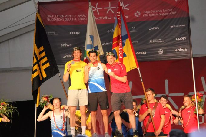 Zehnkämpfer Thomas Bucher bei der Siegerehrung am ETF 2019 in Aarau. Bucher ETF 2019