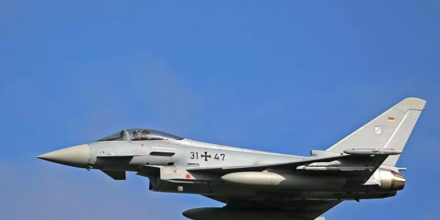 Ein Eurofighter des Taktischen Luftwaffengeschwarder 31 fliegt eine Übung. Foto: Oliver Berg/dpa