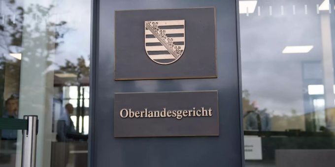 Justizbeamte stehen im Eingangsbereich des Prozessgebäude des Oberlandesgerichts Dresden. Oberlandesgerichts Dresden Revolution Chemnitz