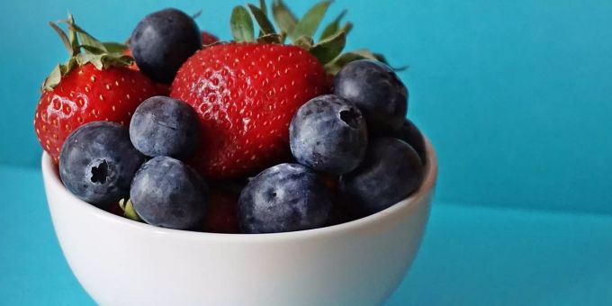 Mit gesunden Snacks zusätzliche Kilos vermeiden. Beeren