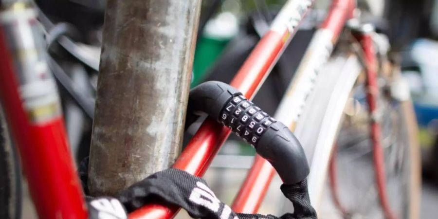 Neben konventionellen Fahrradschlössern gibt es auch schon elektronische Sicherheitsschlösser auf dem Markt. Foto: Martin Gerten/dpa