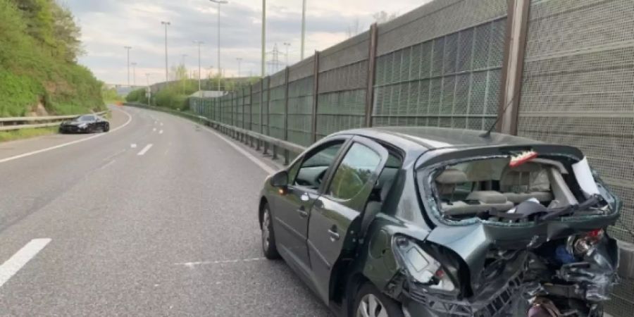 Bein einem Auffahr-Unfall nahe Glattbrugg ZH sind am Sonntagnachmittag zwei Insassen eines Fahrzeugs verletzt worden. (Bild: Kantonspolizei Zürich)